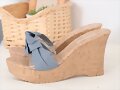 Sandalias cu&ntilde;a anudadas, en azul (vista lateral)