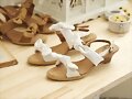 Sandalias doble tira con lacitos, en blanco