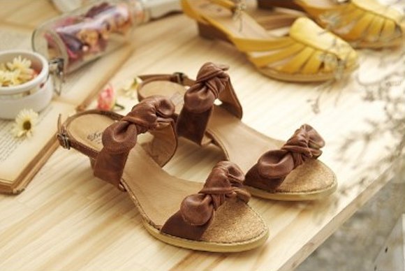 Sandalias doble tira con lacitos, en marrón