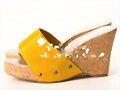 Sandalias cu&ntilde;a 1 tira en amarillo (lateral)