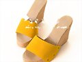 Sandalias cu&ntilde;a 1 tira, en amarillo (frontal)