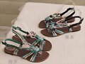 Sandalias planas triple tira, en varios colores