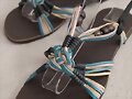 Sandalias planas triple tira (detalle frontal)
