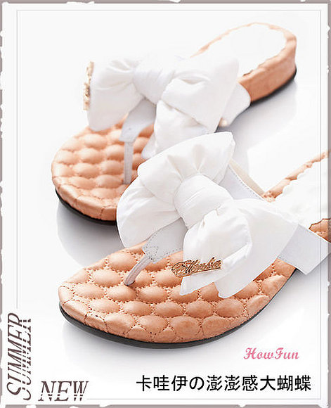 Sandalias dedo con lacito, en blanco (detalle)