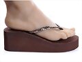 Sandalias cu&ntilde;a dedo en marr&oacute;n (detalle lateral)