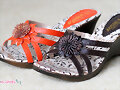 Sandalias cu&ntilde;a con flor, en negro y rojo