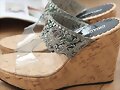 Sandalias cu&ntilde;as transparentes con bordado (lateral