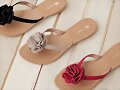 Sandalias planas dedo con flor, en tres colores