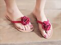 Sandalias planas dedo con flor, en rojo (detalle)