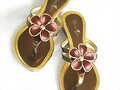 Sandalias planas tr&eacute;bol, plateadas (detalle)