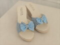 Sandalias cu&ntilde;a con lacito, en azul (detalle)