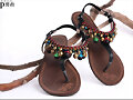 Sandalias planas &eacute;tnicas con cascabeles, en marr&oacute;n