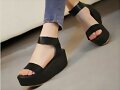 Sandalias plataforma y doble hebilla en negro