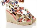 Sandalias cu&ntilde;a motivos fantas&iacute;a (lateral)