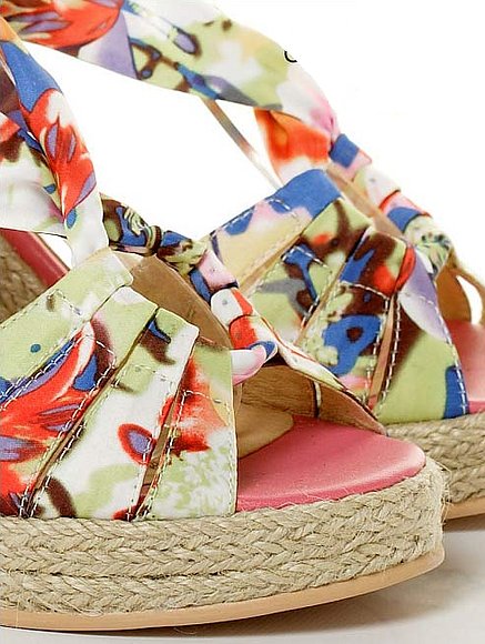 Sandalias cuña motivos fantasía, detalle frontal