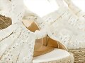 Sandalias cu&ntilde;a en blanco (detalle frontal)