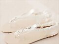 Sandalias planas de dedo, en blanco (detalle)