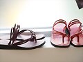 Sandalias 2 tiras Bubble Nara, en lila y en rojo