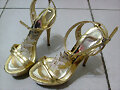Sandalias tac&oacute;n con bisuta, en dorado
