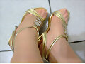 Sandalias tac&oacute;n con bisuta, en dorado
