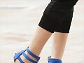 Sandalias cu&ntilde;a 8 tiras, en azul (lateral)