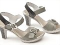 Sandalias tac&oacute;n doble hebilla, en gris