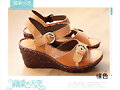 Sandalias cu&ntilde;a doble hebilla, en beige (lateral)