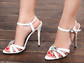 Sandalias tac&oacute;n pedrer&iacute;a, en blanco