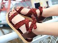 Sandalias planas en X con lacito, en marr&oacute;n leopar