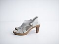 Sandalias tac&oacute;n charol, en gris (lateral)