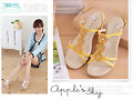 Sandalias planas de tira central, en blanco y en a