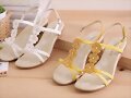 Sandalias planas tira central, en blanco y en amar