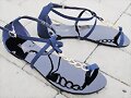 Sandalias planas con cadena, en azul