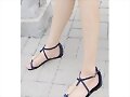 Sandalias planas con cadena, en azul (lateral)