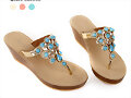 Sandalias cu&ntilde;a de dedo, con pedrer&iacute;a