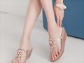 Sandalias cu&ntilde;a de dedo, con pedrer&iacute;a