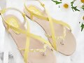 Sandalias planas doble cruzado, en amarillo