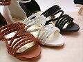 Sandalias planas tal&oacute;n cubierto, en tres coloresw