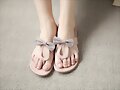 Sandalias planas dedo, con lacito, en beige (front