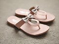 Sandalias planas dedo, con lacito, en beige (det