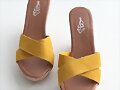 Sandalias cu&ntilde;a en X, en amarillo (detalle frontal)