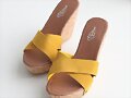 Sandalias cu&ntilde;a en X, en amarillo