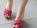Sandalias cu&ntilde;a en X, en rosa (frontal)