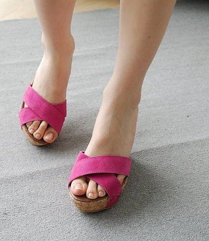 Sandalias cuña en X, en rosa (frontal)