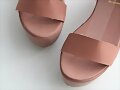 Sandalias de suela-cu&ntilde;a, en marr&oacute;n (det. punt.)