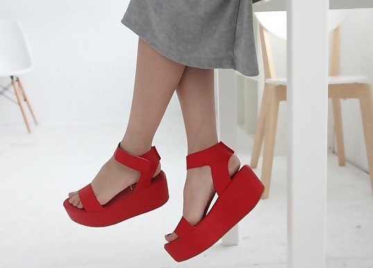 Sandalias de suela-cuña, en rojo (lateral)