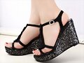 Sandalias cu&ntilde;a y tiras con pedrer&iacute;a, en negro (lat