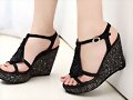 Sandalias cu&ntilde;a y tiras con pedrer&iacute;a, en negro (lat