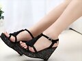 Sandalias cu&ntilde;a y tiras con pedrer&iacute;a, en negro (lat