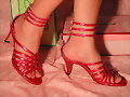 Sandalias tac&oacute;n multitira, en rojo (lateral)